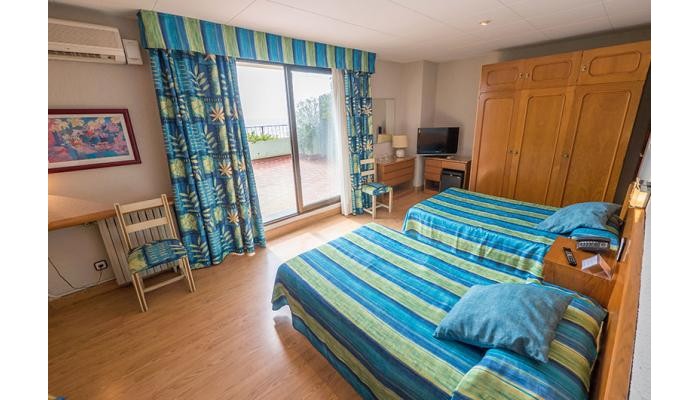 Hotel Checkin Garbí poza 2